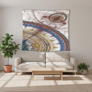 Puede incluir: Un gran tapiz de pared con un diseño circular complejo en tonos azules, dorados y rojos sobre un fondo blanco. La obra de arte se asemeja a un reloj detallado o un mapa celestial, agregando un elemento decorativo único a la habitación.