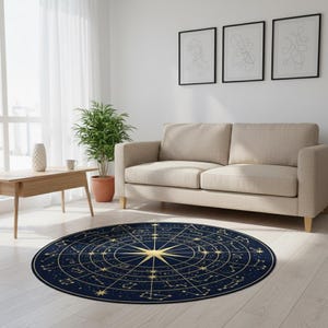 Pode incluir: Um tapete redondo com fundo azul marinho e design celestial dourado. O design apresenta uma estrela central, constelações e símbolos do zodíaco. O tapete está colocado sobre um chão de madeira clara numa sala de estar.