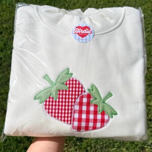 Jersey de cuello alto con apliques de fresas y patchwork / Jersey de cuello redondo con estampado de cuadros y fresas / Sudadera bordada Coquette / Jersey estilo cottagecore