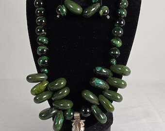 Conjunto de collar y pendientes de jade verde artesanal y ojo de tigre. Piedra preciosa de gran tamaño.