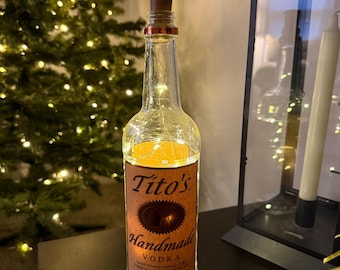 Geüpcycleerde Titos-drankfles met verlichting op batterijen
