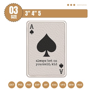Op de afbeelding: Een geborduurde patch van een schoppen aas speelkaart met een getextureerde lichtgrijze achtergrond, een groot zwart schoppensymbool en de zwarte tekst "always bet on yourself, kid". Het ontwerp bevat de letter A in de hoeken en is 3" 4" 5.