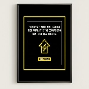 Pode incluir: Impressão emoldurada em preto com uma citação motivacional em texto branco: "O SUCESSO NÃO É DEFINITIVO, O FRACASSO NÃO É FATAL: É A CORAGEM DE CONTINUAR QUE CONTA." Uma seta amarela e as palavras "KEEP GOING" também estão presentes.