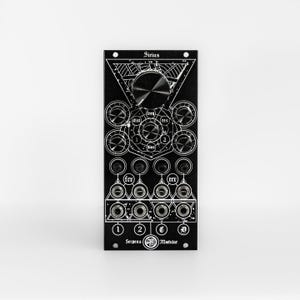 Op de afbeelding: Zwart elektronisch synthesizer-module met witte geometrische ontwerpen en het woord "Sirius" bovenaan. Het heeft talrijke knoppen, aansluitingen en de tekst "Serpens Modular". Een centrale draaiknop en meerdere kleinere draaiknoppen zijn zichtbaar.