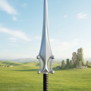 Può includere: Una spada d'argento con una lama appuntita e un'elsa decorativa con un'impugnatura nera. La spada è ambientata sullo sfondo di un campo verde, dolci colline e un cielo blu con nuvole.