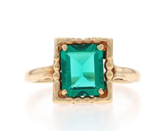 Anello solitario da cocktail in oro giallo 10 carati con smeraldo simulato.
