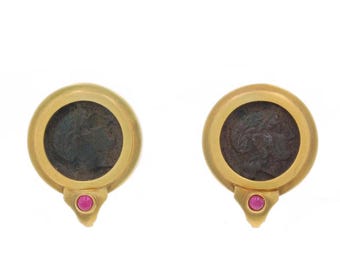 Aretes grandes de rubí en oro amarillo de 14 k con cabujón redondo perforado.