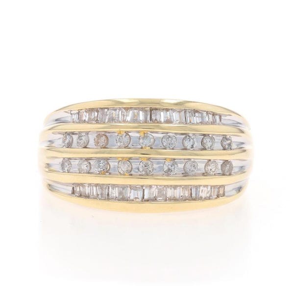 Anillo de cóctel con diamantes engastados en oro amarillo - Oro de 10k con diamantes redondos y baguettes de 0,33 quilates.