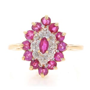 Anello da cocktail con alone in oro giallo, rubini e diamanti a grappolo - Taglio marquise rotondo 10k 1,08 ct