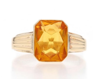 Anello solitario vintage in oro giallo 10 carati con vetro e forma rettangolare.