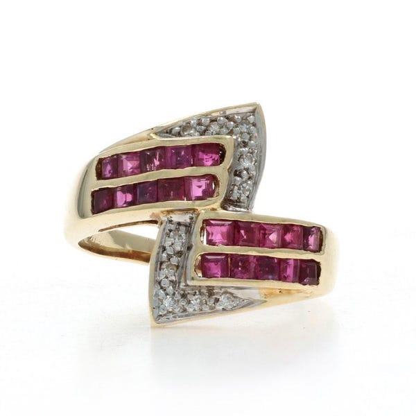 Anillo tipo cóctel con racimo de rubíes y diamantes en oro amarillo - 14k Princesa 1.28 ctw