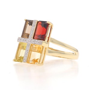 Anello cocktail a grappolo in oro giallo con granato e quarzo fumé citrino Emer 14k da 4,40 ct immagine 3