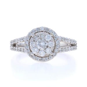 Anello di fidanzamento con alone a grappolo in oro bianco 10k taglio brillante rotondo 1,00 ct
