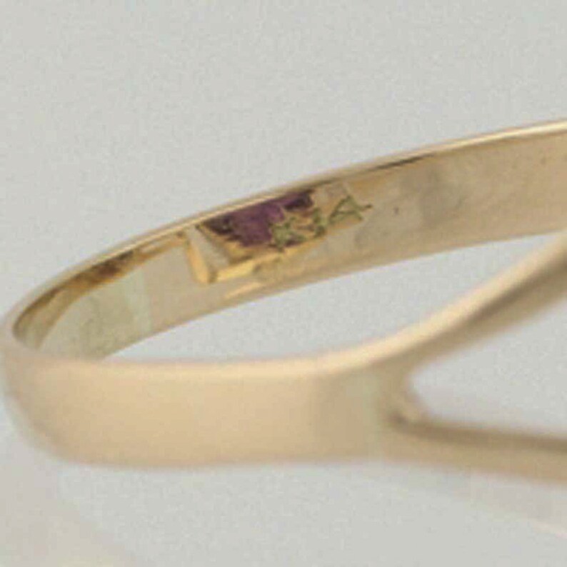 14k Yellow Gold Solitaire 1.80ct Oval Cabochon Cut Amethyst Ring
