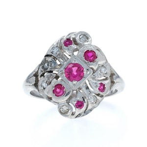 Anillo de cóctel Art Déco de oro blanco con rubíes y diamantes creados en laboratorio, 14k Rd .78ctw Vintage