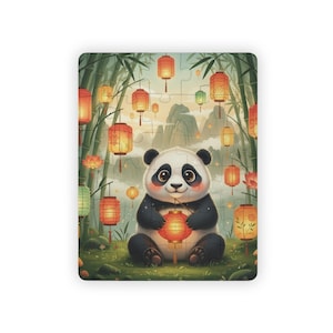 Op de afbeelding: Een kleurrijke legpuzzel met een panda die een lantaarn vasthoudt, tegen een achtergrond van bamboe, lantaarns en bergen. De puzzel heeft een rechthoekige vorm en bestaat uit meerdere stukjes.