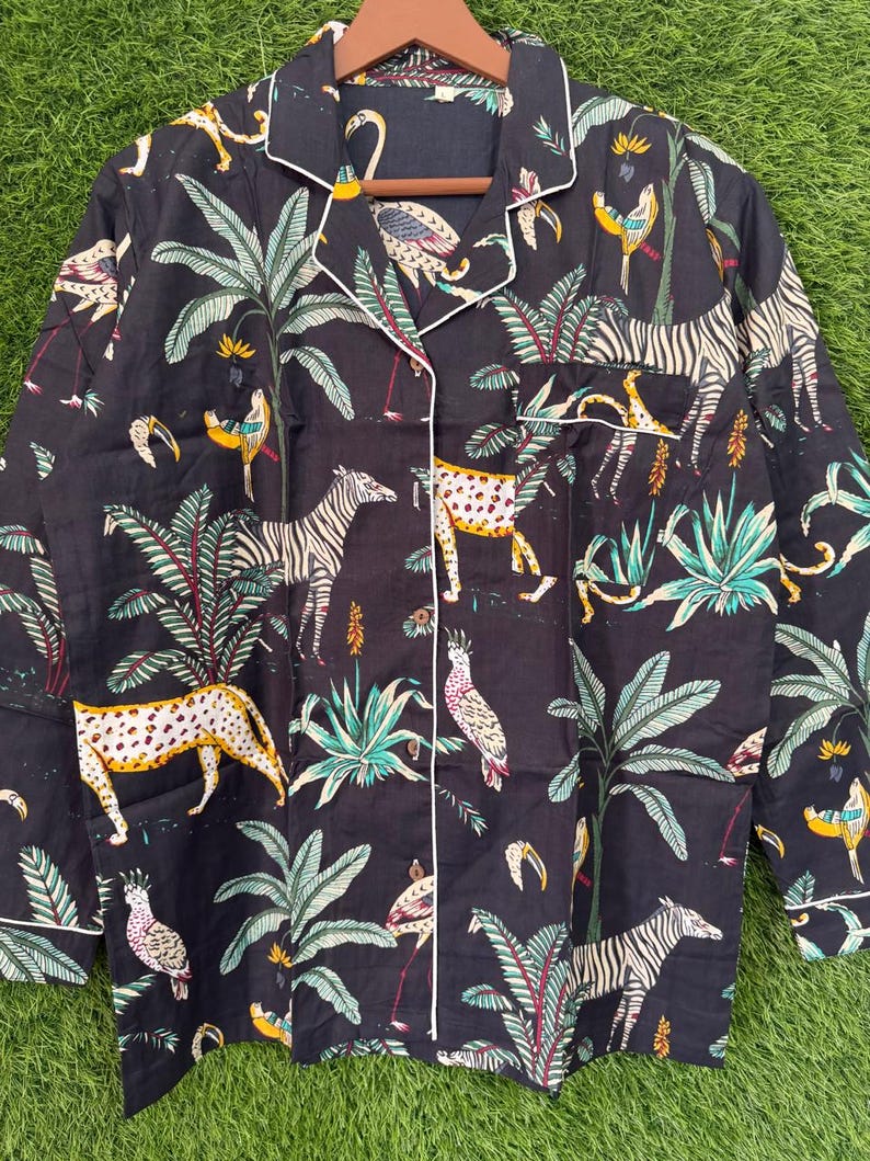 以下が含まれることがあります： 黒い持ち手と「But First, Coffee」の文字が黒い手書き風フォントで書かれた白いセラミックマグ。マグカップは白い表面に置かれています。