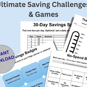 Könnte beinhalten: Druckbare Spar-Challenges und -Spiele, darunter ein 30-Tage-Sparblatt, No-Spend-Bingo und Spar-Badges. Das Bild hat einen hellblauen Hintergrund mit dem Text "Ultimate Saving Challenges & Games."
