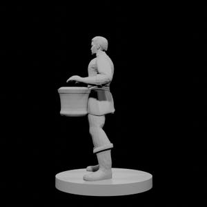 Puede incluir: Figura renderizada en 3D de una persona sosteniendo un objeto cilíndrico. La figura lleva una túnica y botas, de pie sobre una base circular. La imagen es monocromática, con un fondo negro.