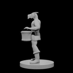 Puede incluir: Figura gris impresa en 3D de un dragón humanoide sosteniendo un objeto en forma de cubo. El dragón tiene una cabeza detallada, un torso musculoso y lleva una falda corta y botas. La figura está sobre una base circular sobre un fondo negro.
