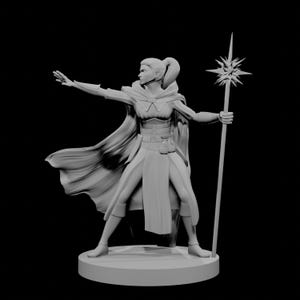 Puede incluir: Figura gris de un personaje femenino de fantasía en una pose dinámica, con una capa fluida, túnica y botas. Sostiene un bastón con un diseño de estrella en la parte superior. La figura está sobre una base circular.