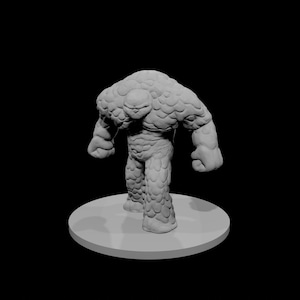 Peut inclure: Miniature grise imprimée en 3D représentant une créature fantastique, possiblement un golem ou un élémentaire de pierre. La figurine a une apparence rocheuse texturée, avec une grosse tête, de larges épaules et des bras et jambes musclés. Sur une base circulaire.