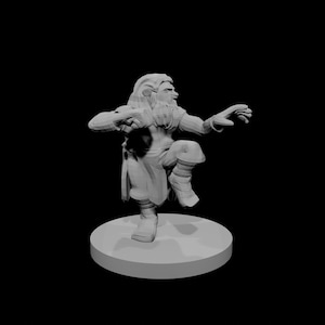 以下が含まれることがあります： ダイナミックなポーズの、ひげを生やした人物の灰色の3Dプリントミニチュア。チュニックとブーツを履いたその人物は、円形の台座の上に立っています。背景は黒です。