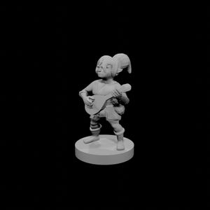 Puede incluir: Figura gris impresa en 3D de un personaje tocando un instrumento de cuerda. La figura está sobre una base circular, con un fondo negro. El personaje lleva una túnica, pantalones cortos y botas.