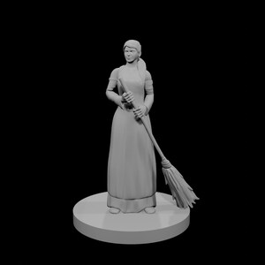 Puede incluir: Figura gris de una mujer con un vestido largo sosteniendo una escoba. La mujer tiene el pelo recogido y está de pie sobre una base redonda gris. El fondo es negro.