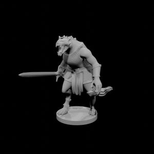 Könnte beinhalten: Graue 3D-gedruckte Miniatur einer humanoiden Echsenkreatur, die mit einem Schwert posiert. Die Figur trägt eine Rüstung und steht auf einer kreisförmigen Basis vor schwarzem Hintergrund. Das Maul der Kreatur ist geöffnet.