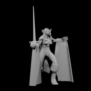 Puede incluir: Figura gris impresa en 3D de un personaje femenino de fantasía. Tiene orejas puntiagudas, una espada larga y una capa fluida. La figura está en una pose dinámica, sugiriendo acción. El fondo es negro.