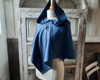 Skjoldehamn hood in blue soft linen with organic cotton stitching