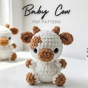 Op de afbeelding: Twee gehaakte babykoeienknuffels. De koeien zijn wit met bruine vlekken en accenten op de oren, snuit en hoeven. De tekst "Baby Cow PDF Pattern" is in een scriptletter boven de koe geschreven.
