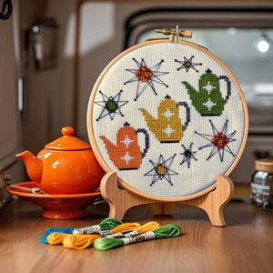 Zestaw do haftu krzyżykowego: Dzbanek do herbaty i kawy w stylu retro z połowy XX wieku | styl atomowy | idealny dla początkujących, autorstwa Maude z połowy XX wieku