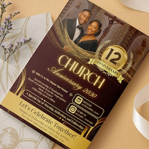 Puede incluir: Un folleto de aniversario de la iglesia en color burdeos y dorado con una foto de una pareja. El folleto incluye el texto "Church Anniversary 2030" y detalles para un día especial de adoración. Un sobre floral y una cinta en el fondo.