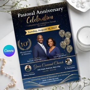 Puede incluir: Una invitaci&oacute;n azul marino y dorada para una Celebraci&oacute;n del Aniversario Pastoral. El dise&ntilde;o incluye im&aacute;genes de una pareja, globos dorados y el texto "Domingo, 18 de agosto de 2027". El logotipo de Canva es visible.