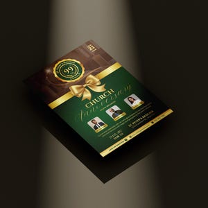 Pu&ograve; includere: Un volantino per la celebrazione dell'anniversario di una chiesa. Il design presenta una combinazione di colori verde scuro e oro con un fiocco dorato e le parole "Church Anniversary" in una scrittura elegante. Include foto degli oratori ospiti.