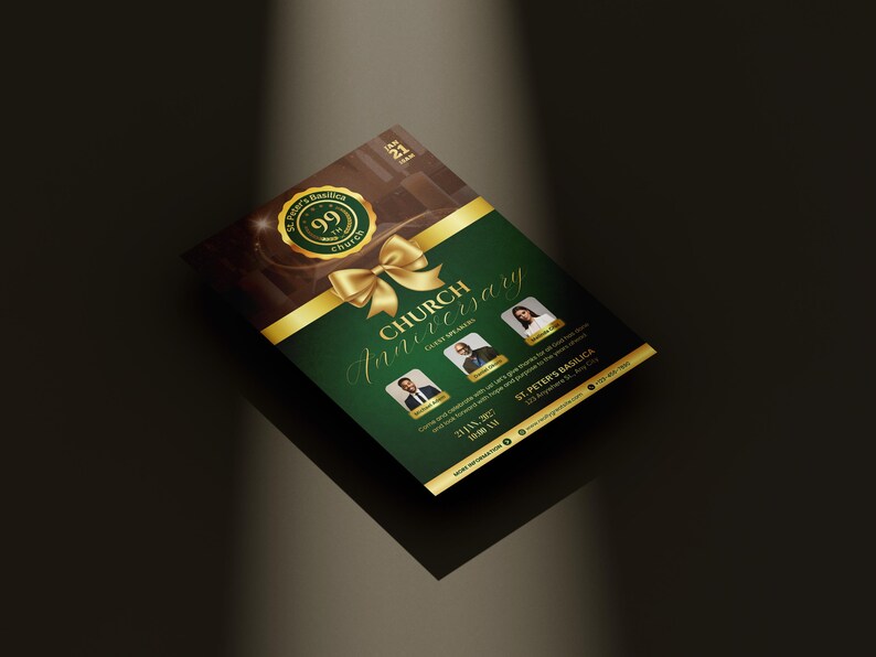 Pu&ograve; includere: Un volantino per la celebrazione dell'anniversario di una chiesa. Il design presenta una combinazione di colori verde scuro e oro con un fiocco dorato e le parole "Church Anniversary" in una scrittura elegante. Include foto degli oratori ospiti.