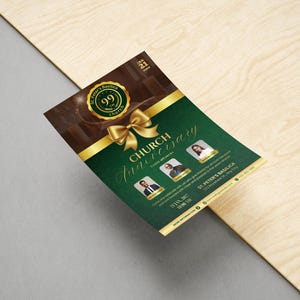 Pu&ograve; includere: Un volantino per il 99&deg; anniversario della Chiesa, con un design verde e oro. Presenta un nastro e un fiocco dorati, con la scritta "Anniversario della Chiesa". Il volantino include anche foto di relatori ospiti e dettagli dell'evento.