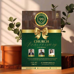 Pu&ograve; includere: Un volantino verde e oro per l'anniversario della chiesa con un fiocco dorato e la scritta "Church Anniversary". Il volantino include la data, l'ora e il luogo dell'evento. Il volantino &egrave; decorato con immagini di candele e foglie.