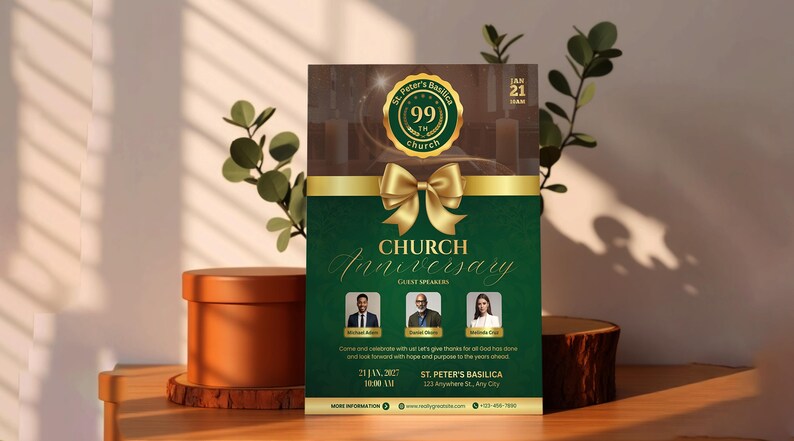 Pu&ograve; includere: Un volantino verde e oro per l'anniversario della chiesa con un fiocco dorato e la scritta "Church Anniversary". Il volantino include la data, l'ora e il luogo dell'evento. Il volantino &egrave; decorato con immagini di candele e foglie.