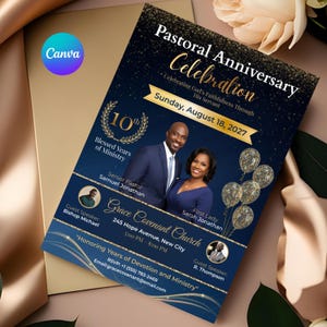 Puede incluir: Invitaci&oacute;n azul marino y dorada para una Celebraci&oacute;n del Aniversario Pastoral. El dise&ntilde;o incluye im&aacute;genes de un hombre y una mujer, globos dorados y el texto "Grace Covenant Church". La fecha es el domingo 18 de agosto de 2027.