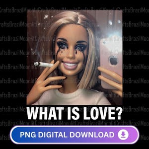 以下が含まれることがあります： ブロンドの髪、濃いアイメイク、涙を流す人形のデジタルダウンロード。人形はタバコとピンクのスマートフォンを持っています。テキストは「WHAT IS LOVE？」と「PNG DIGITAL DOWNLOAD」と書かれています。