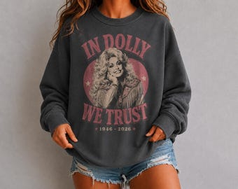 Dolly Parton Memorial Sweatshirt, In Dolly We Trust Crewneck, Eerbetoon aan de countrymuzieklegende, Retro Western 1946-2026 Cadeau