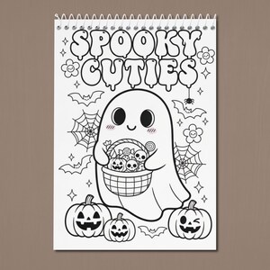 Puede incluir: Ilustración en blanco y negro de una página de libro para colorear con temática de Halloween. La página presenta el texto "SPOOKY CUTIES" sobre un fantasma de dibujos animados que sostiene una cesta de golosinas. Calabazas, murciélagos, telarañas y estrellas rodean al fantasma.