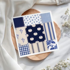 Motivo patchwork autunnale blu senza cuciture, carta digitale con trapunta di zucche e ghiande blu navy, sfondo floreale autunnale a quadretti, carta da regalo immagine 4