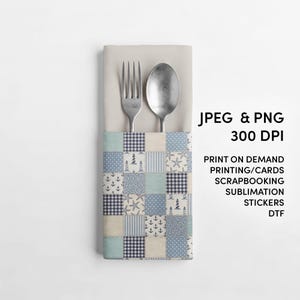 Puede incluir: Un tenedor y una cuchara plateados descansan dentro de una servilleta beige. El servilletero presenta un dise&ntilde;o de patchwork con patrones n&aacute;uticos en azul y blanco. El texto "JPEG & PNG 300 DPI" es visible.