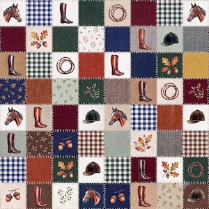 Könnte beinhalten: Ein Patchwork-Stoff mit wiederkehrendem Reitsport-Motiv, bestehend aus Illustrationen von braunen Pferdekopf-Porträts, hohen Lederreitstiefeln, schwarzen Reithelmen, aufgerollten Lassos, Eichenblättern mit Eicheln sowie verschiedenen Karomustern.