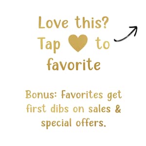 Puede incluir: Fondo blanco con texto dorado: "Love this? Tap to favorite" con un s&iacute;mbolo de coraz&oacute;n. Una flecha negra apunta hacia la derecha. Texto adicional: "Bonus: Favorites get first dibs on sales & special offers."