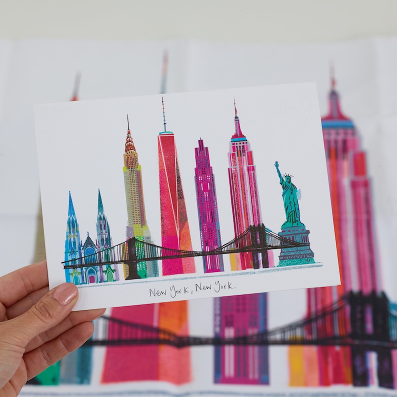 Puede incluir: Una ilustraci&oacute;n colorida del horizonte de la ciudad de Nueva York, con monumentos emblem&aacute;ticos como el Empire State Building, el Chrysler Building y la Estatua de la Libertad. La ilustraci&oacute;n est&aacute; sobre un fondo blanco e incluye el texto "New York, New York."